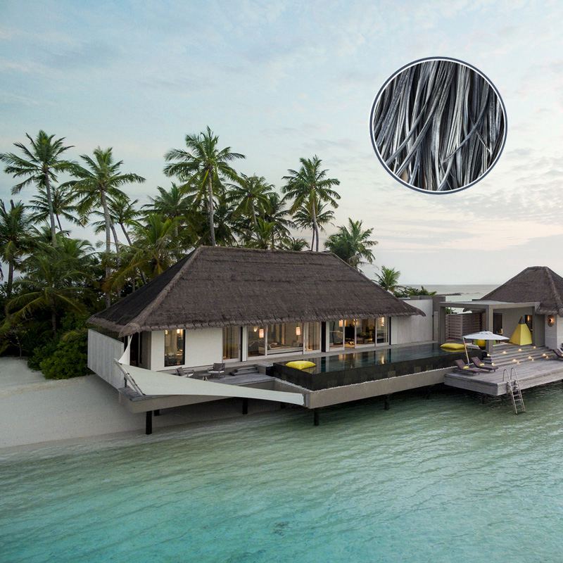 كوخ مغطى بسقف من القش الصناعي في جزر المالديف لغرفة الضيوف